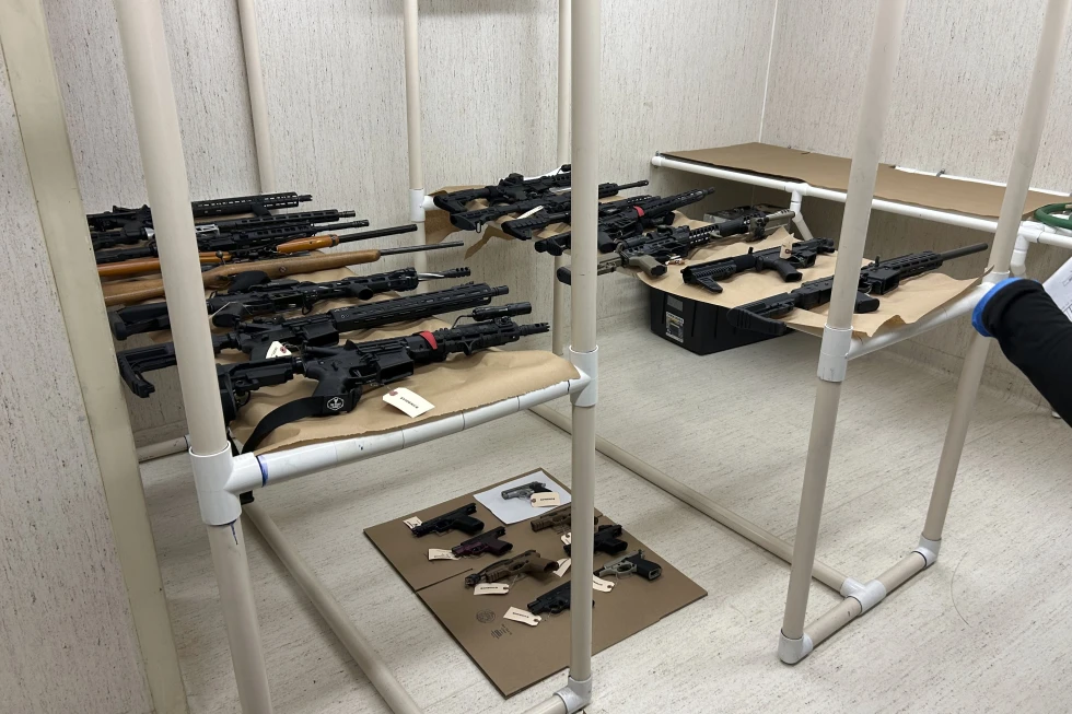 皮尔斯县警方9月9日发布的照片显示,警方在涉案男孩家中查获23支枪械及弹药。