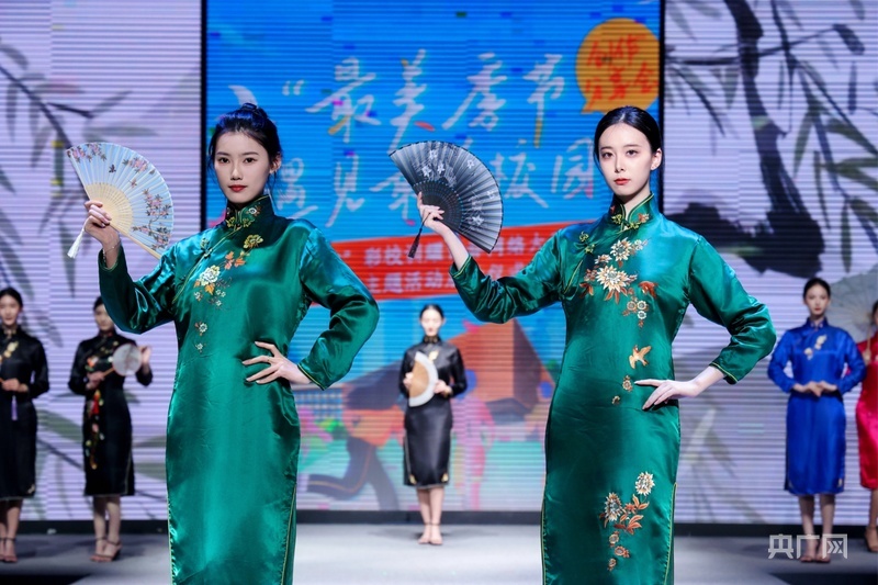 天津工业大学艺术学院表演系学生带来旗袍服饰秀《抽纱刺绣·华韵芬芳》（央广网记者 褚夫晴 摄）