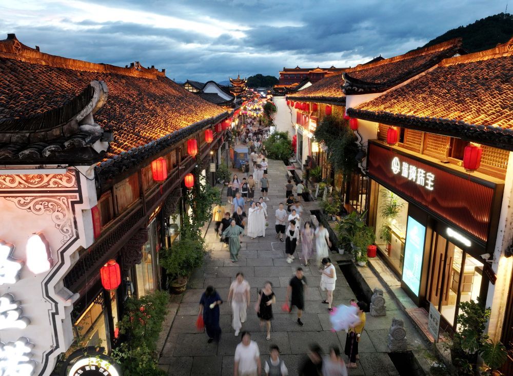 7月20日，在浙江省金华市武义县，市民和游客在古城游玩（无人机照片）。新华社发（张建成 摄）