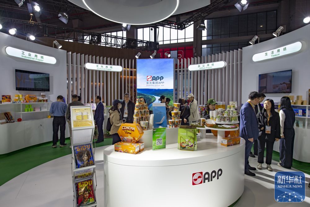 ↑ 11月7日在第八届进博会消费品展区拍摄的印度尼西亚金光集团展台。新华社记者 丁赫 摄