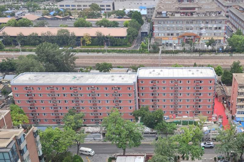 2025年7月8日,历经12个月的综合改造提升施工,百子湾路1号楼焕新亮相。图/IC photo