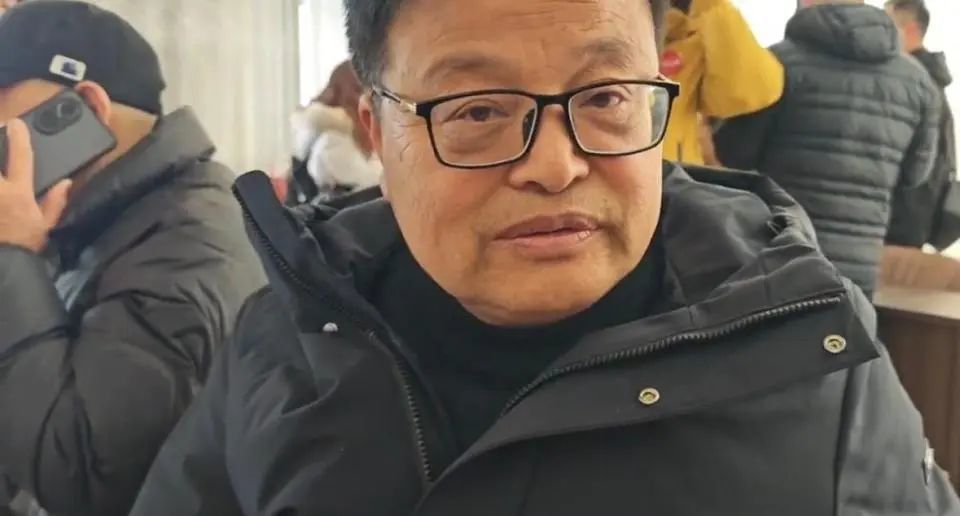 1月8日,江苏宿迁光明村,刘强东小学语文老师接受九派新闻采访。 图/九派新闻 黄家樑