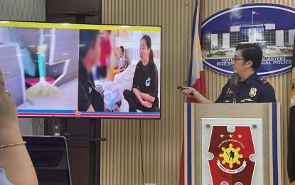▲菲律宾国家警察局发言人在发布会上讲述抓捕过程
