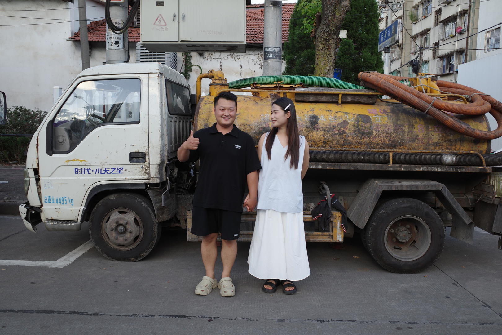 95后“掏二代”：上班开清粪车下班开奔驰，幼师女友为他辞职千里奔现_凤凰网