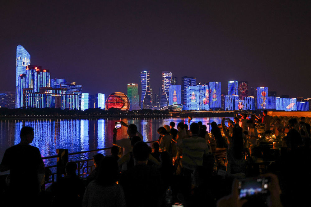 10月2日,游客在观赏杭州钱塘江沿岸夜景。新华社记者江汉 摄