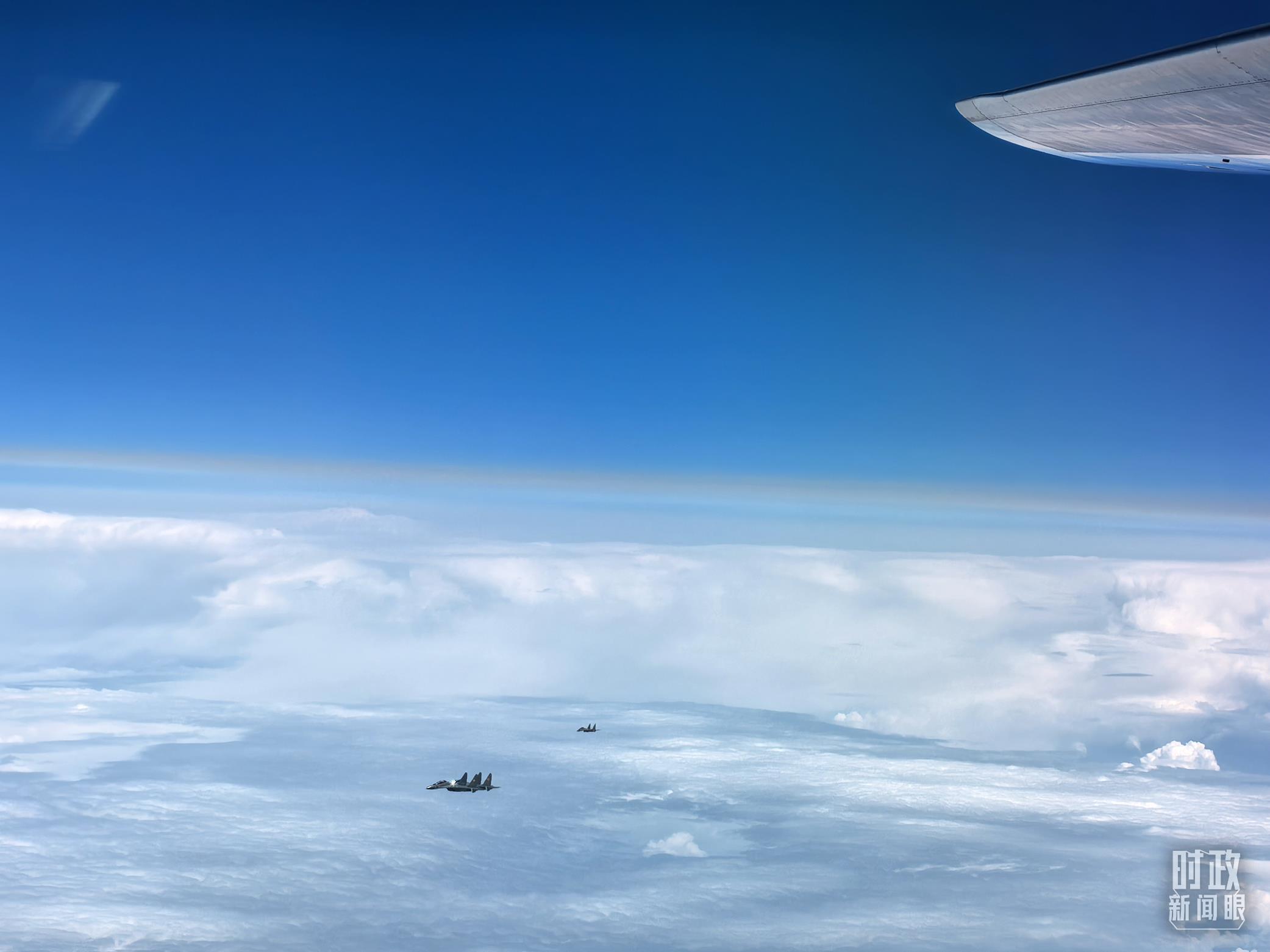 △哈萨克斯坦空军战机升空护航。（总台央视记者李铮拍摄）