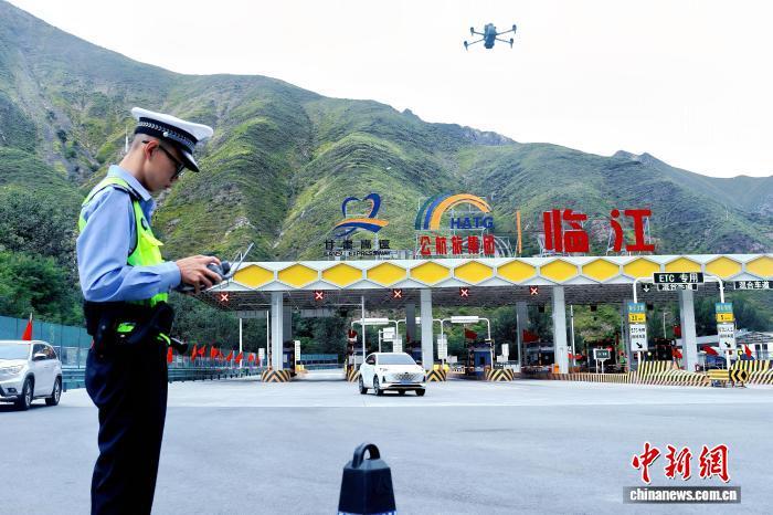 陇南高速交警运用无人机巡查路面并进行安全提示 资料图 巩晶晶 摄