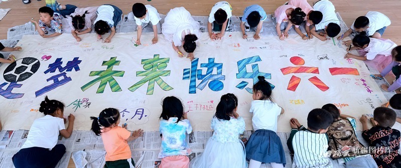 孩子们在欢声笑语中展现自己的梦想。孟莉摄