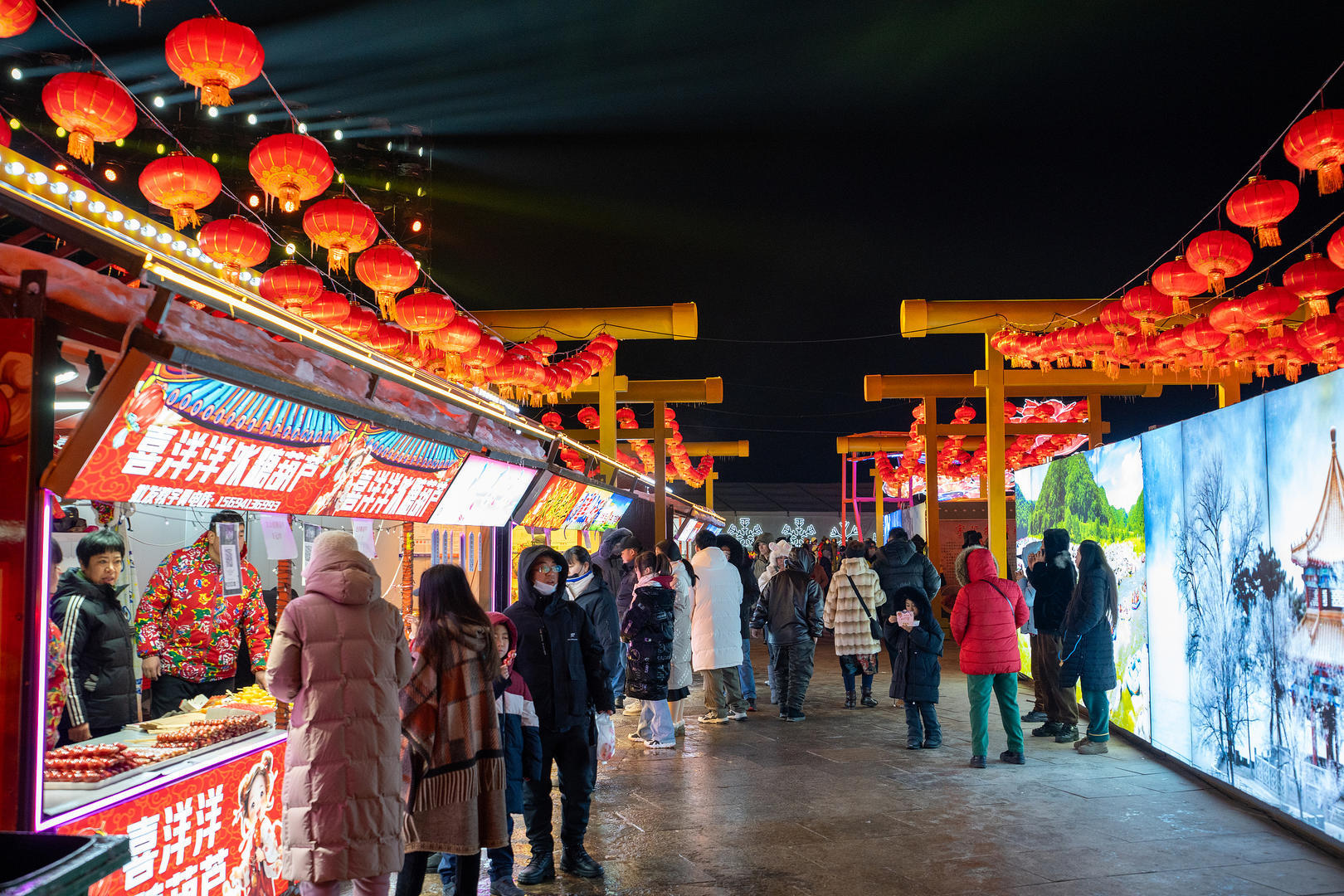 ▲(资料图)2025年2月12日,抚顺月牙岛,游客在新春夜游活动中品尝美食