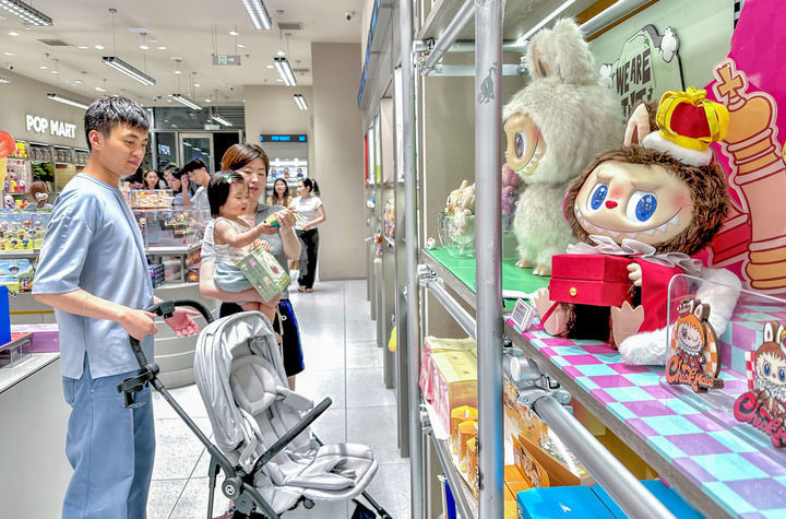 2025年6月12日,顾客在浙江省温州市区印象城泡泡玛特门店购物(手机照片)。新华社发(刘吉利摄)