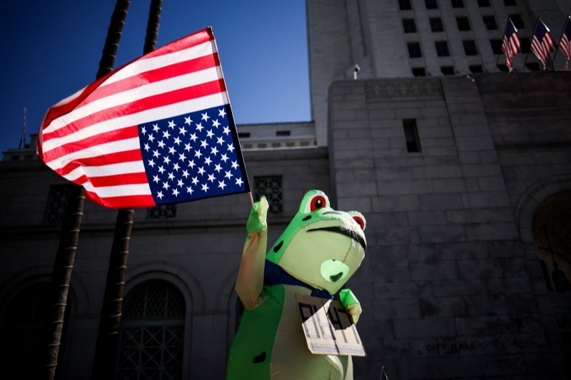 当地时间10月18日,美国加州洛杉矶,“不要国王”集会上,示威者身穿充气青蛙服。 东方IC