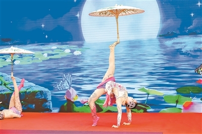 活动现场上演杂技《蹬伞》