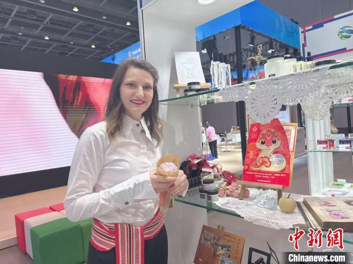 来自塞尔维亚的客商展示带来的展品。　奚金燕 摄
