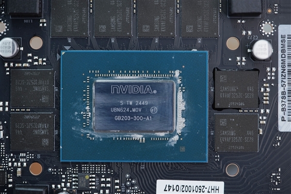 全白色刃式装甲!影驰RTX 5070 Ti圣刃图赏