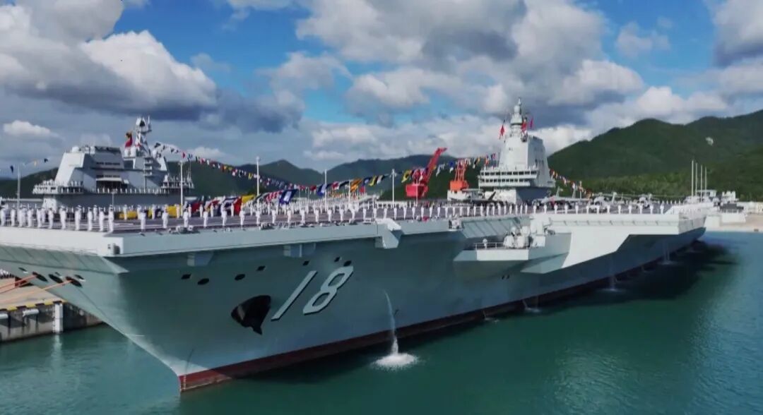 ▲福建舰入列。(图源:央视新闻)