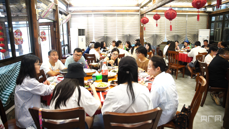 潘春林经营的民宿生意火爆(央广网记者 尚天宇 摄)