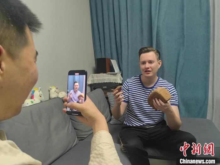 5月25日,，吉林省吉林市,，安特(右一)與合作伙伴拍攝短視頻?！?中新社記者 石洪宇 攝