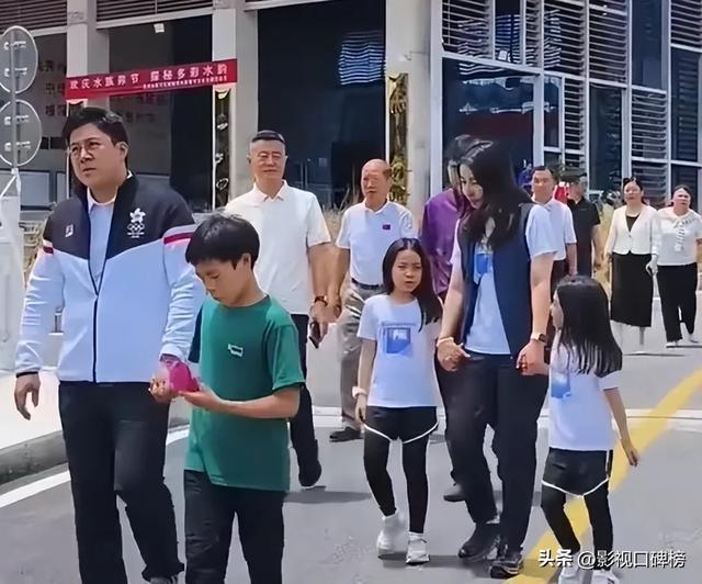 郭晶晶出席米兰时装周，气场大开，很贵气，脸圆了一圈，有点驼背