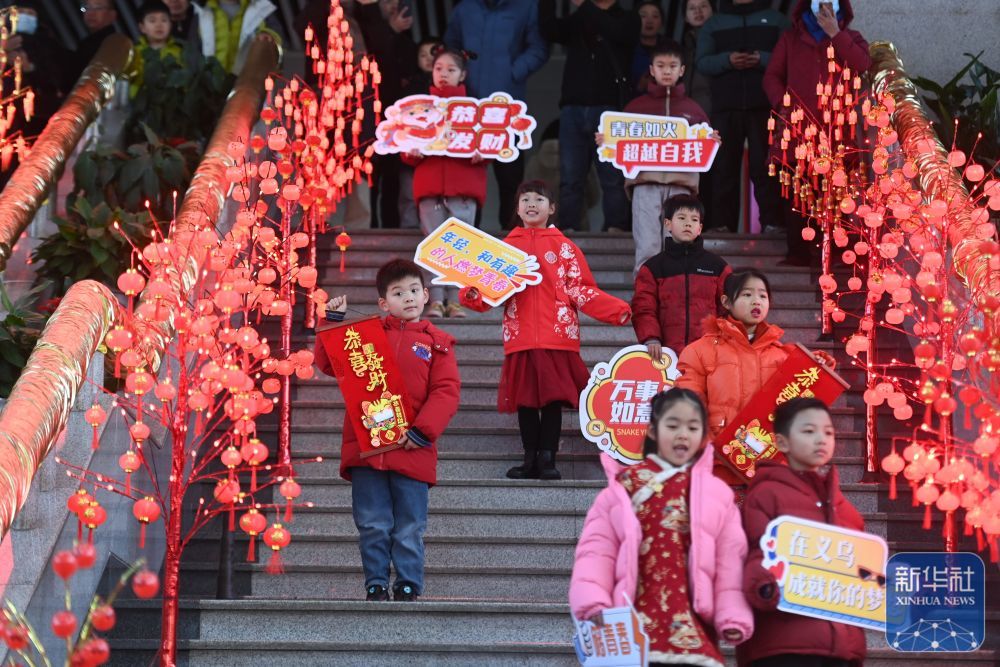 ↑2月9日,小朋友在义乌国际商贸城的大厅进行文艺表演。