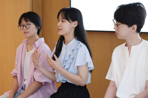 刘芷君 来自中国农业大学(图中)