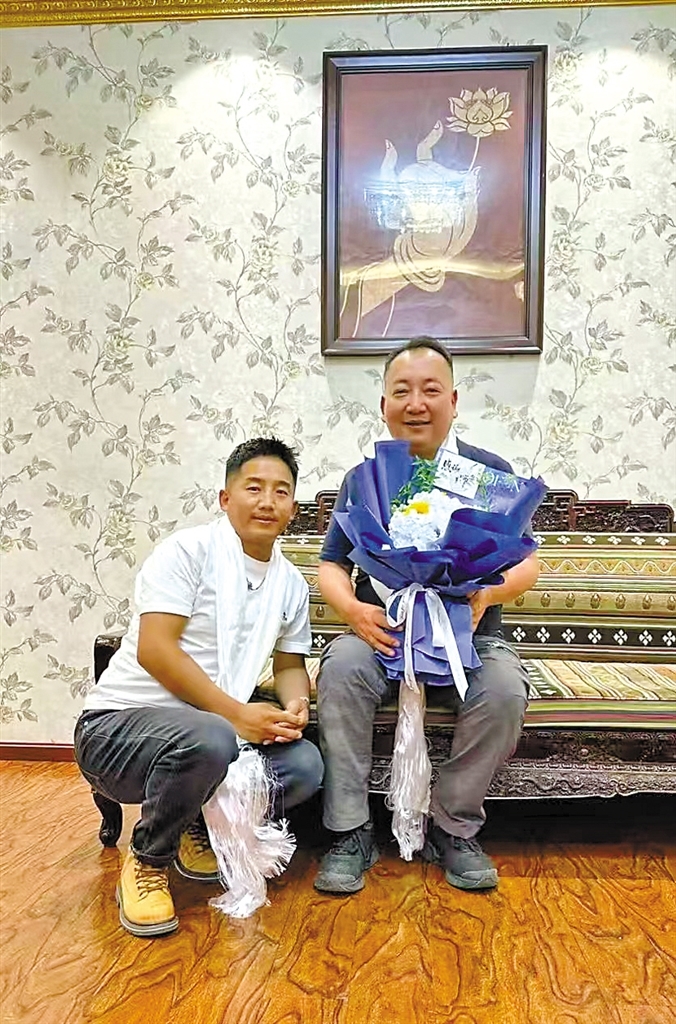 洛追（左）与洛桑桑格老师（右）合影。