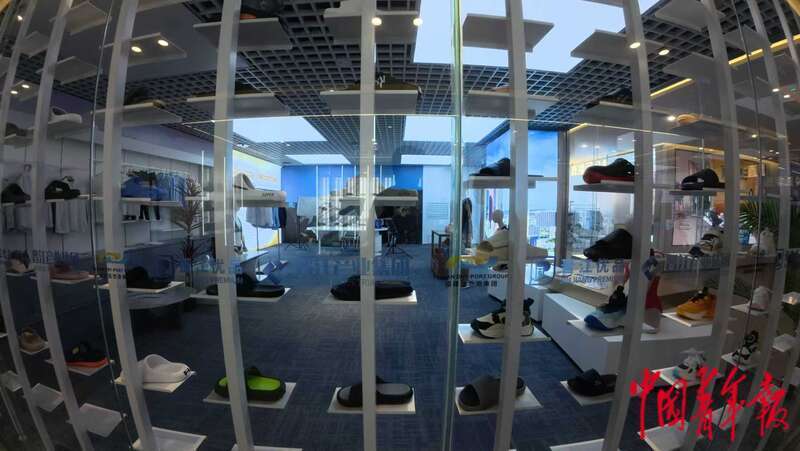 福建晋江运动时尚(全球)创新中心,在某个品牌销售展示区中陈列摆放着各式各样的时尚鞋类产品。中青报·中青网见习记者 陈思阳/摄
