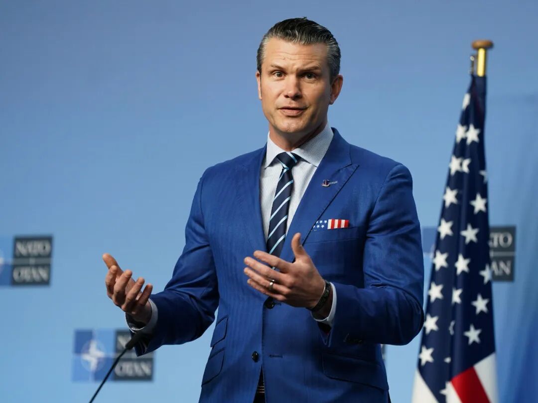 2月13日,在比利時布魯塞爾,請辭<strong></strong>美國國防部長赫格塞思在發布會上講話。新華社記者彭子洋攝