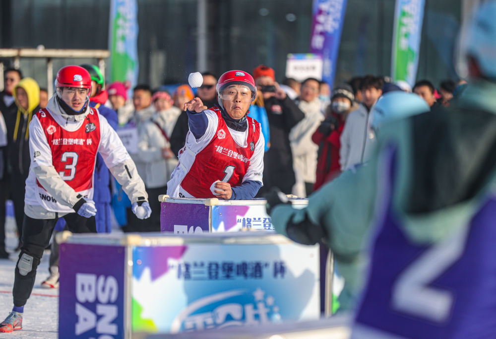 2024年12月30日,，選手在“2024—2025遼寧省全民雪合戰(zhàn)冠軍賽”中“打雪仗”。新華社記者 潘昱龍 攝