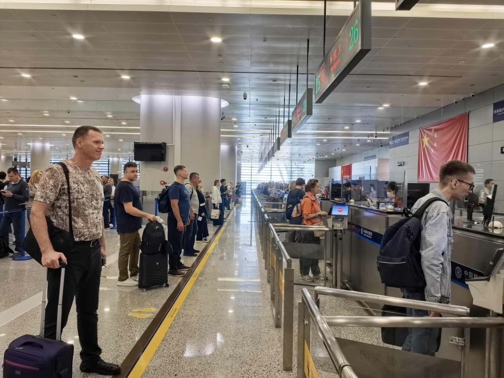 俄罗斯籍旅客来华热度攀升。 上海边检供图