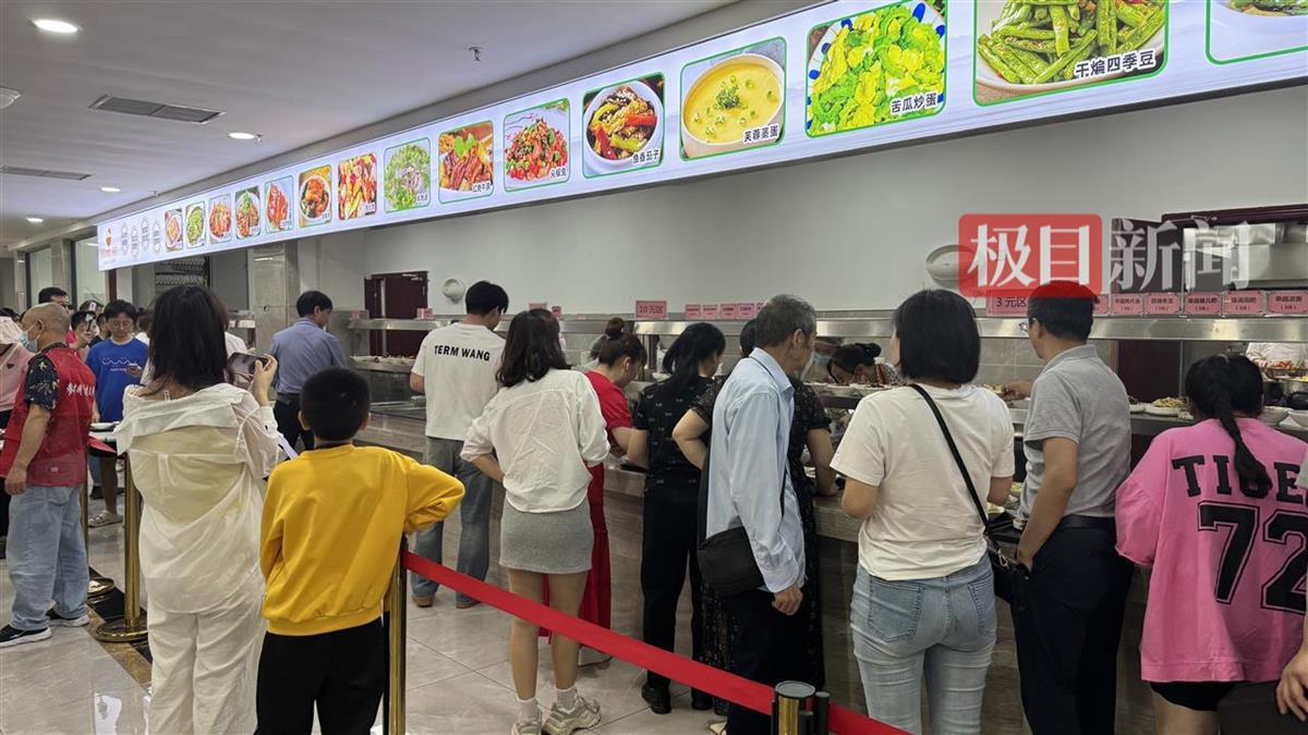 游客排队就餐