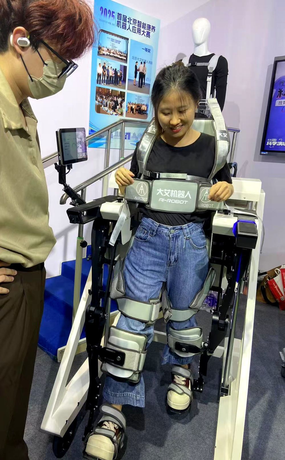 图为观众体验可穿戴式的外骨骼机器人产品。新华社记者 魏梦佳 摄