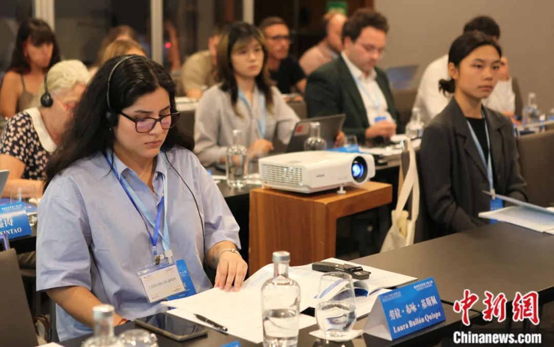 当地时间2025年6月25日，“2025&middot;中欧人权研讨会”在西班牙首都马德里举行。研讨会专门设立青年分论坛，邀请青年代表展望人工智能时代的人权愿景。 中新社记者 德永健 摄