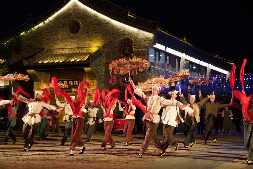 延安群众扭秧歌。