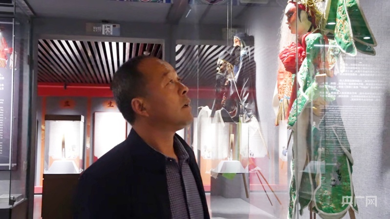 朱学在平凉戏曲博物馆参观展品(央广网记者 寇刚 摄)