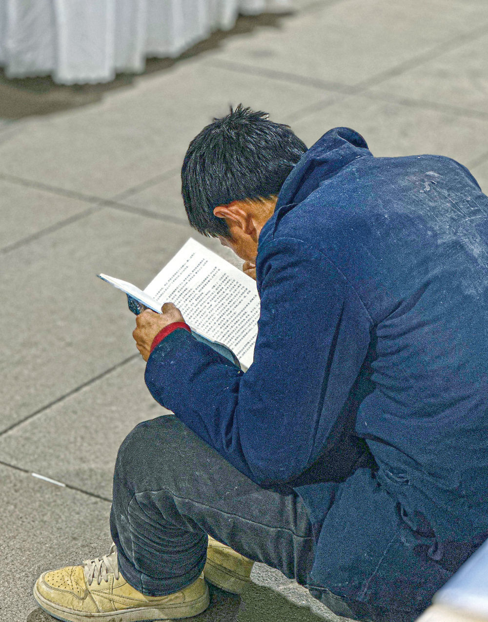 一名读者在书展现场专心阅读。受访者供图