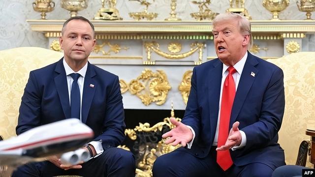 美国总统特朗普(右)在白宫会见波兰总统纳夫罗茨基 图源:美媒