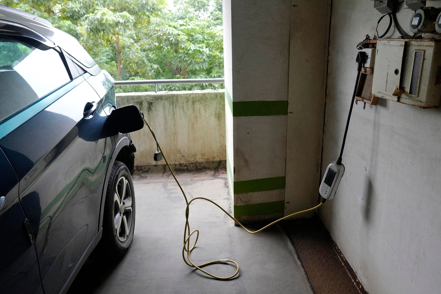 在居民楼中充电的印度电动汽车 视觉中国