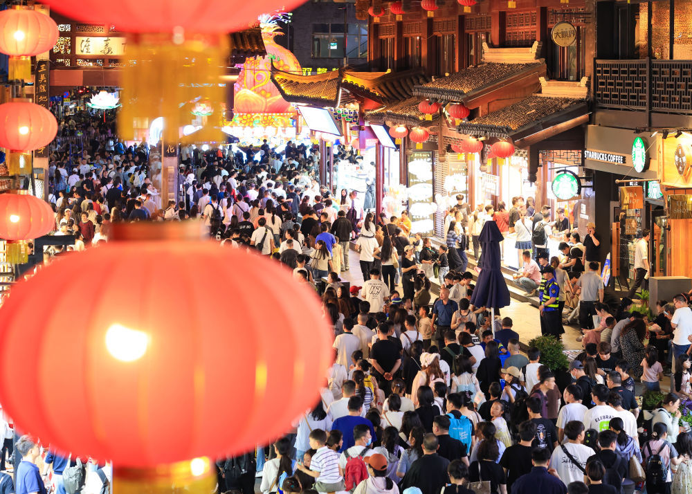 5月1日,游人在南京夫子庙景区游览。新华社发(苏阳摄)