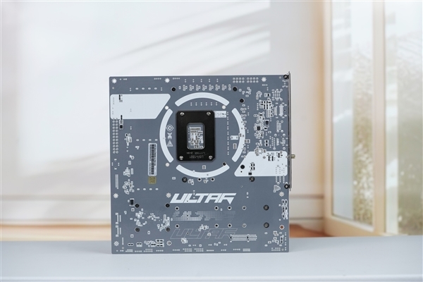 波普艺术高颜值!七彩虹iGame B860M Ultra V20主板图赏