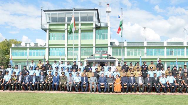 图:印度领导人访问艾尼基地时的合影