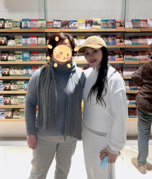 57岁伊能静英国被偶遇!五一带婆婆女儿度假,素颜皮肤好未见秦昊
