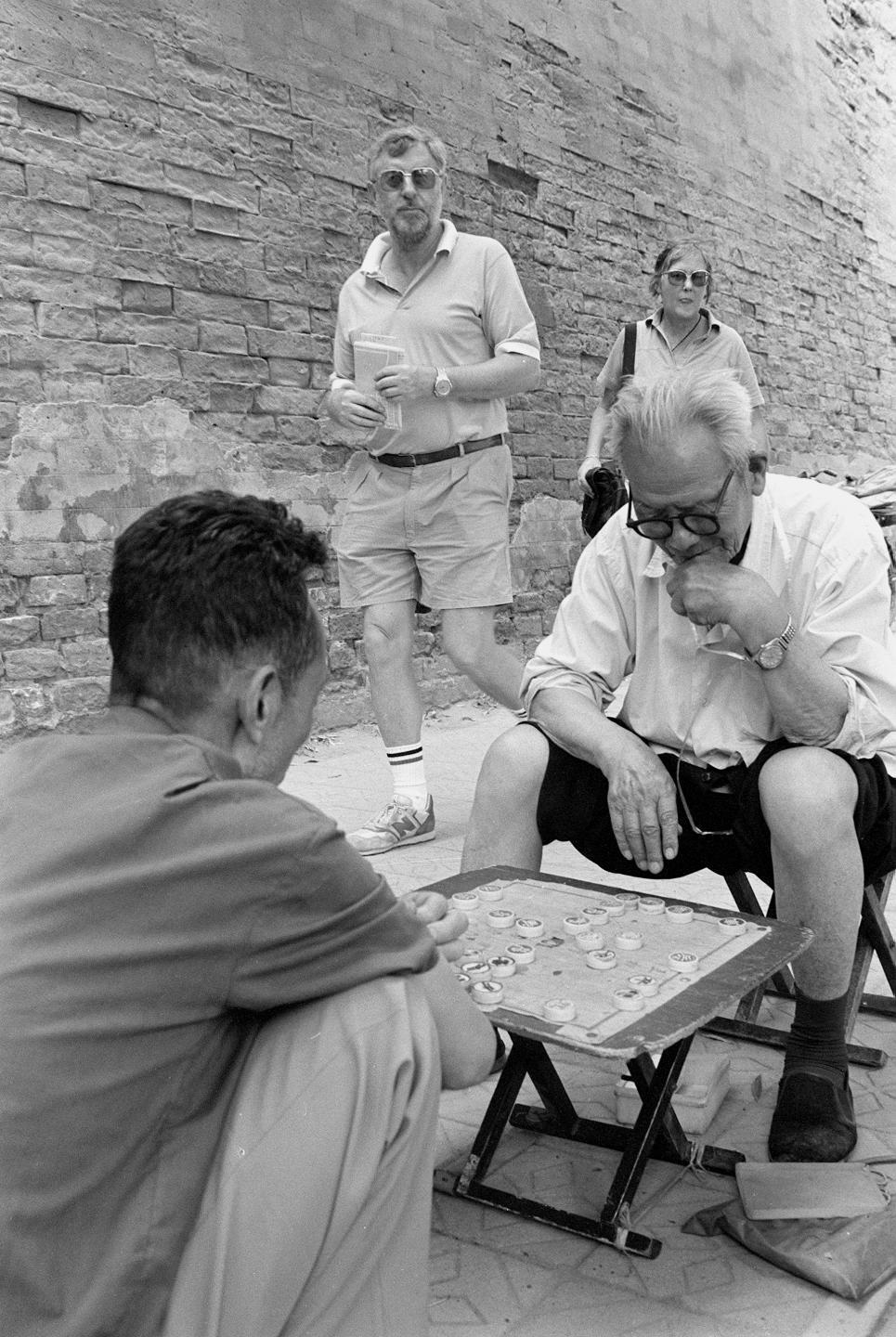 1990年/故宫外下棋/摄影:杜捷