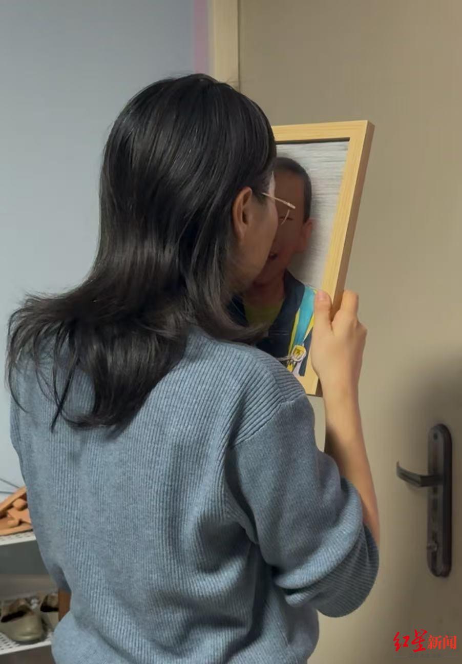 ▲一凯母亲亲吻儿子的画像