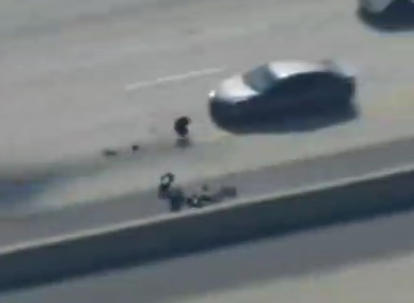 ▲嫌犯与一辆汽车相撞后被抓获