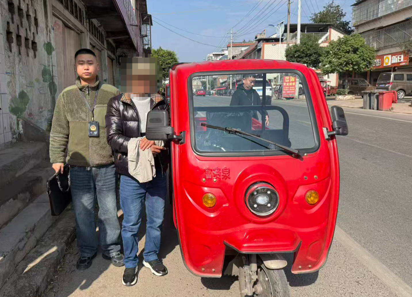 ▲李某某被抓获。富顺公安供图