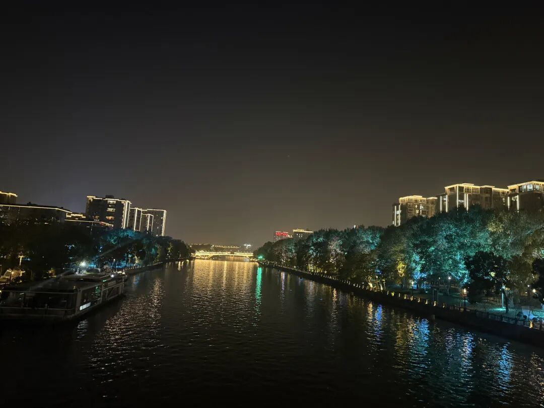 ▲京杭大运河边的楼盘(图/冰川)