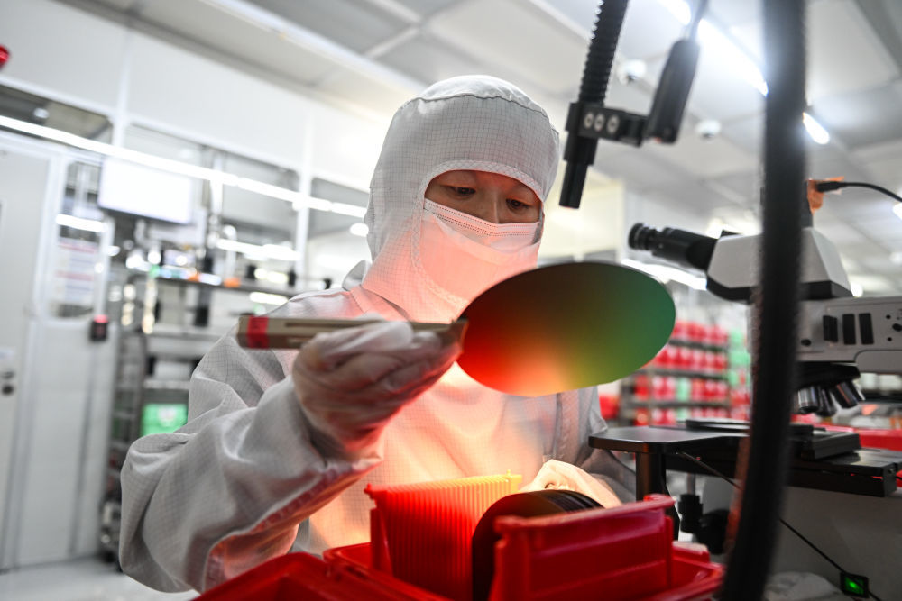 在苏州工业园区纳米产业技术研究院有限公司,工作人员在生产车间检查晶圆质量(2024年11月12日摄)。新华社记者 季春鹏 摄