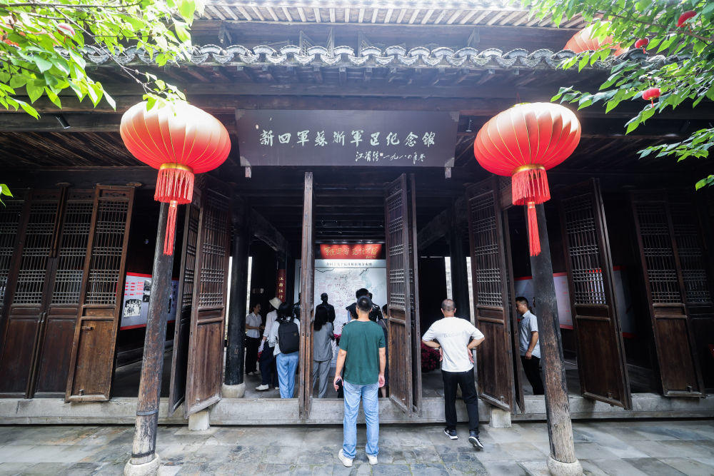 7月16日，游客在位于长兴县煤山镇的新四军苏浙军区纪念馆参观。新华社记者徐昱 摄