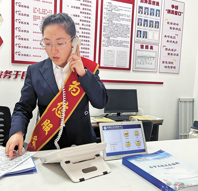 沈阳市浑南区政务服务中心工作人员接听群众咨询电话，根据《办事不找关系指南》引导群众办事。　　本报记者  刘佳华摄