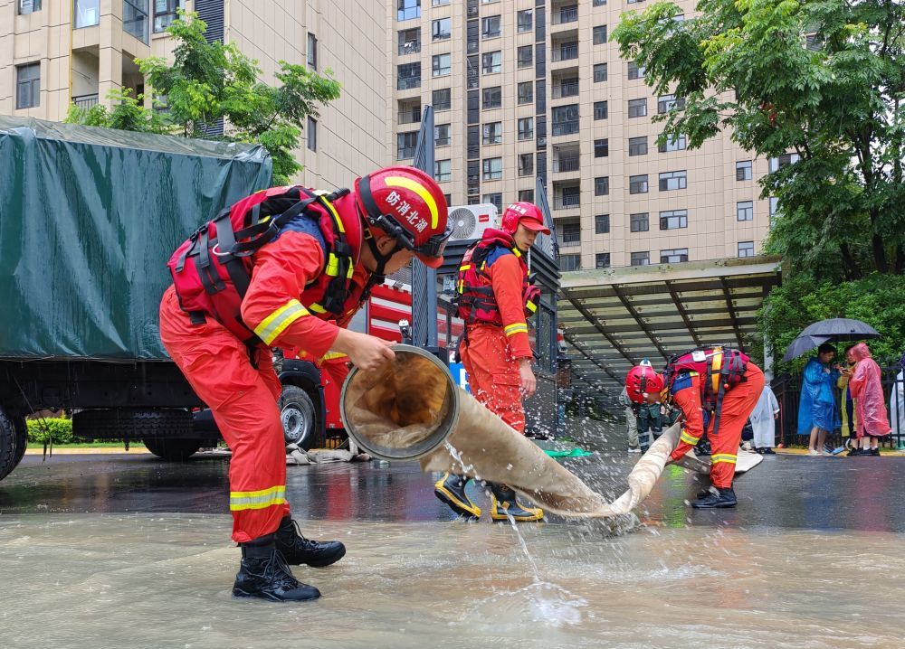 6月20日，来凤一地下车库排涝工作正在进行。新华社发（唐俊摄）